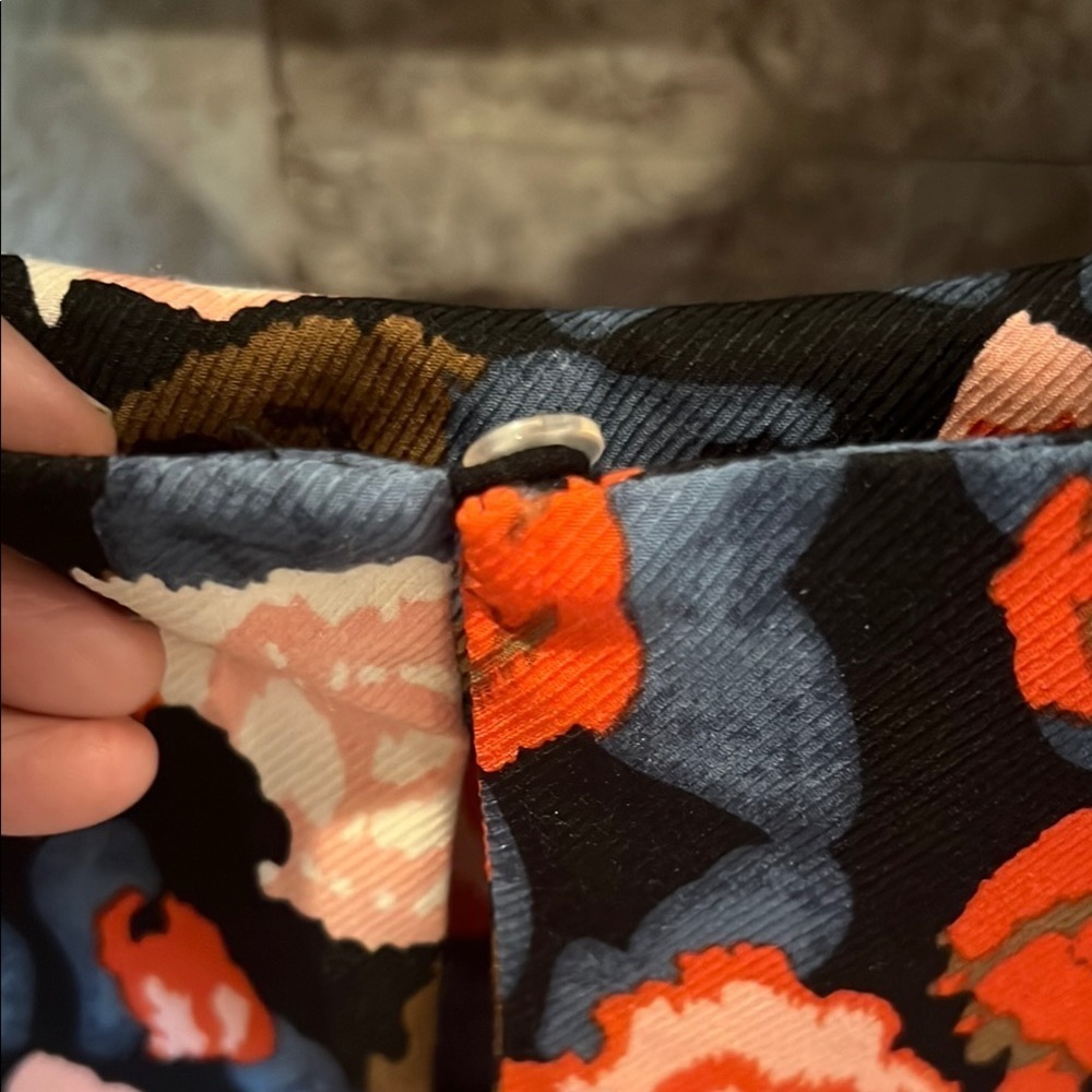 Aakaa Medium Floral Long Sleeve Top - Picture 7 of 10